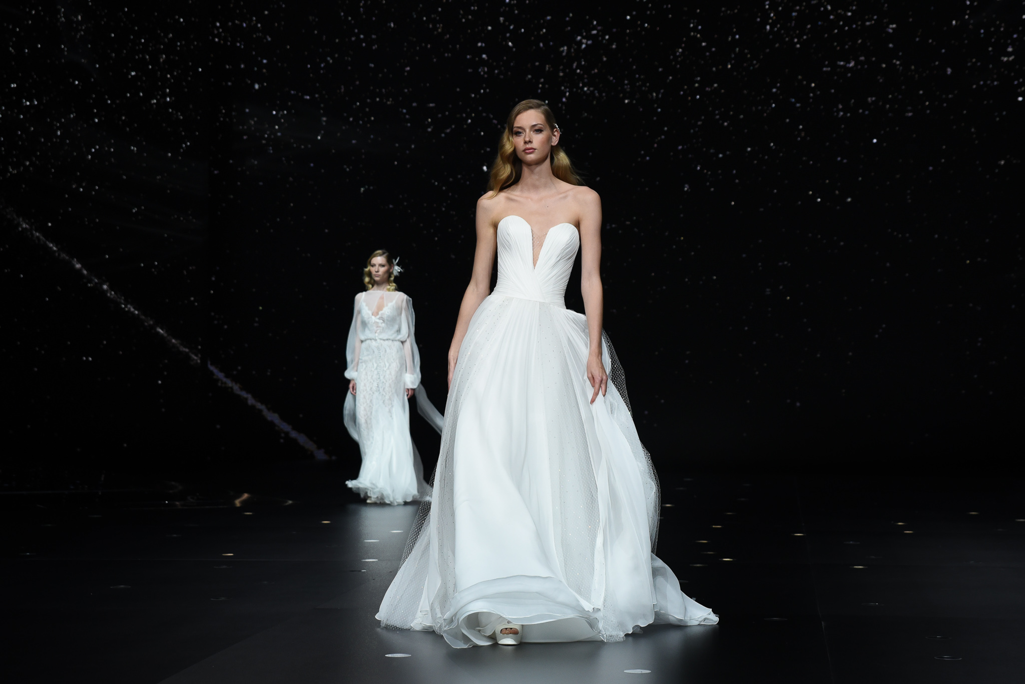 desfile pronovias beyond the stars