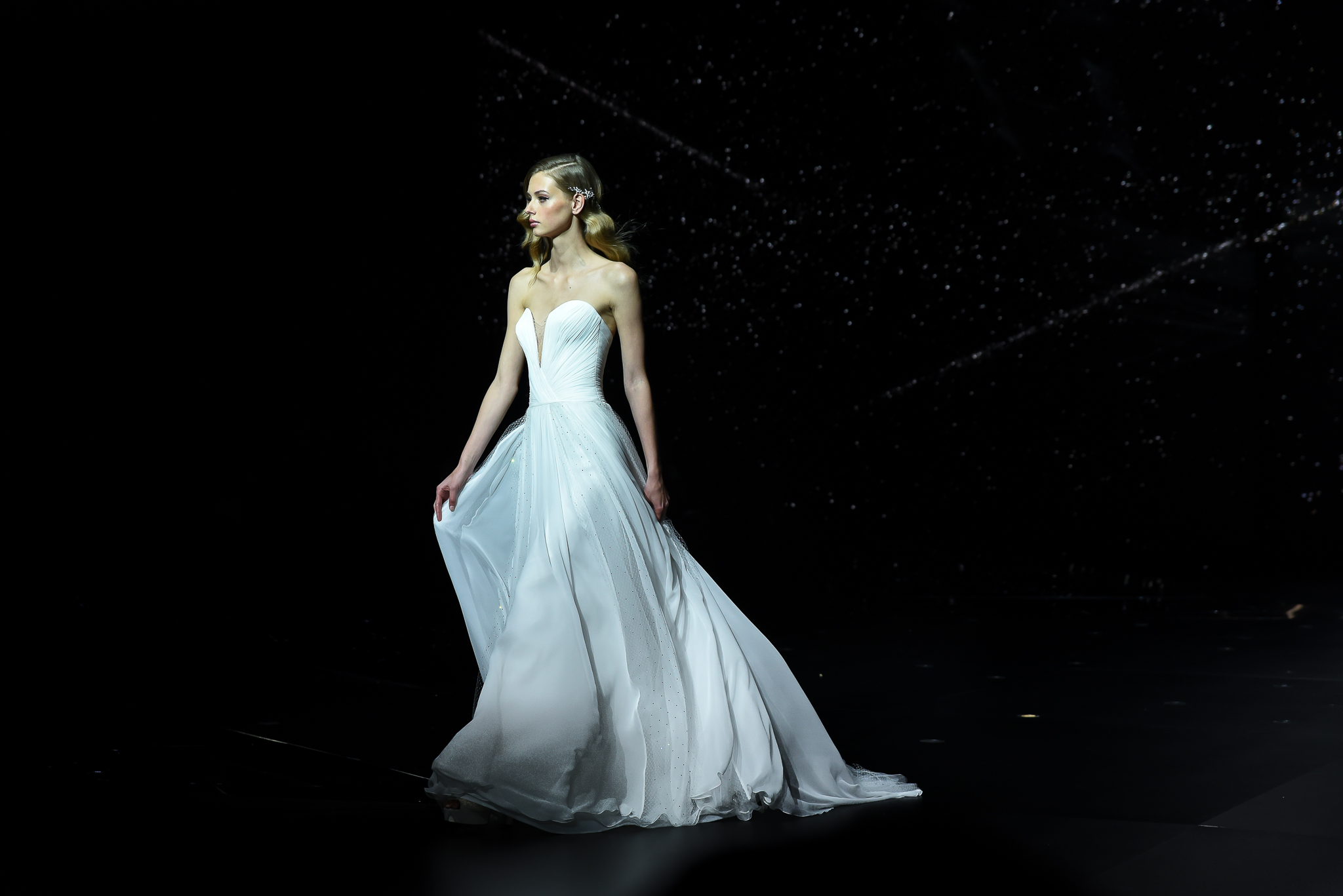 desfile pronovias beyond the stars