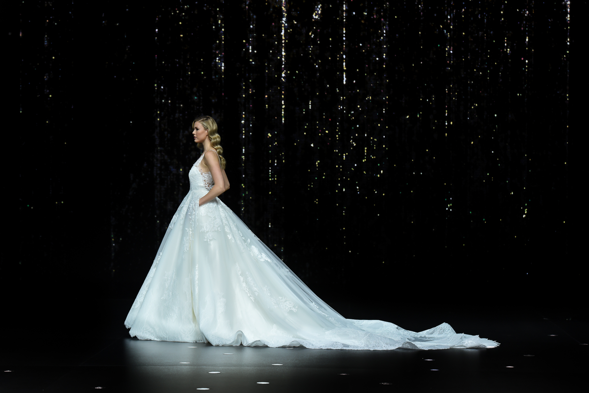 desfile pronovias beyond the stars