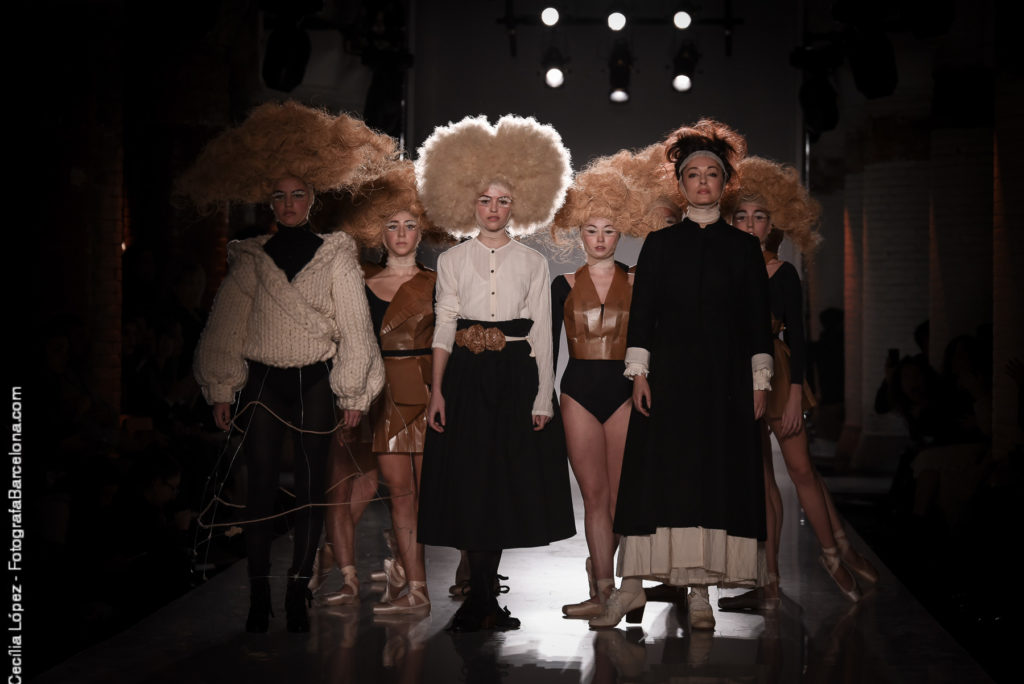 LITTLE CREATIVE FACTORY presenta 'The Makers' entre bailarinas con pelucas cardadas en la pasarela de la 080