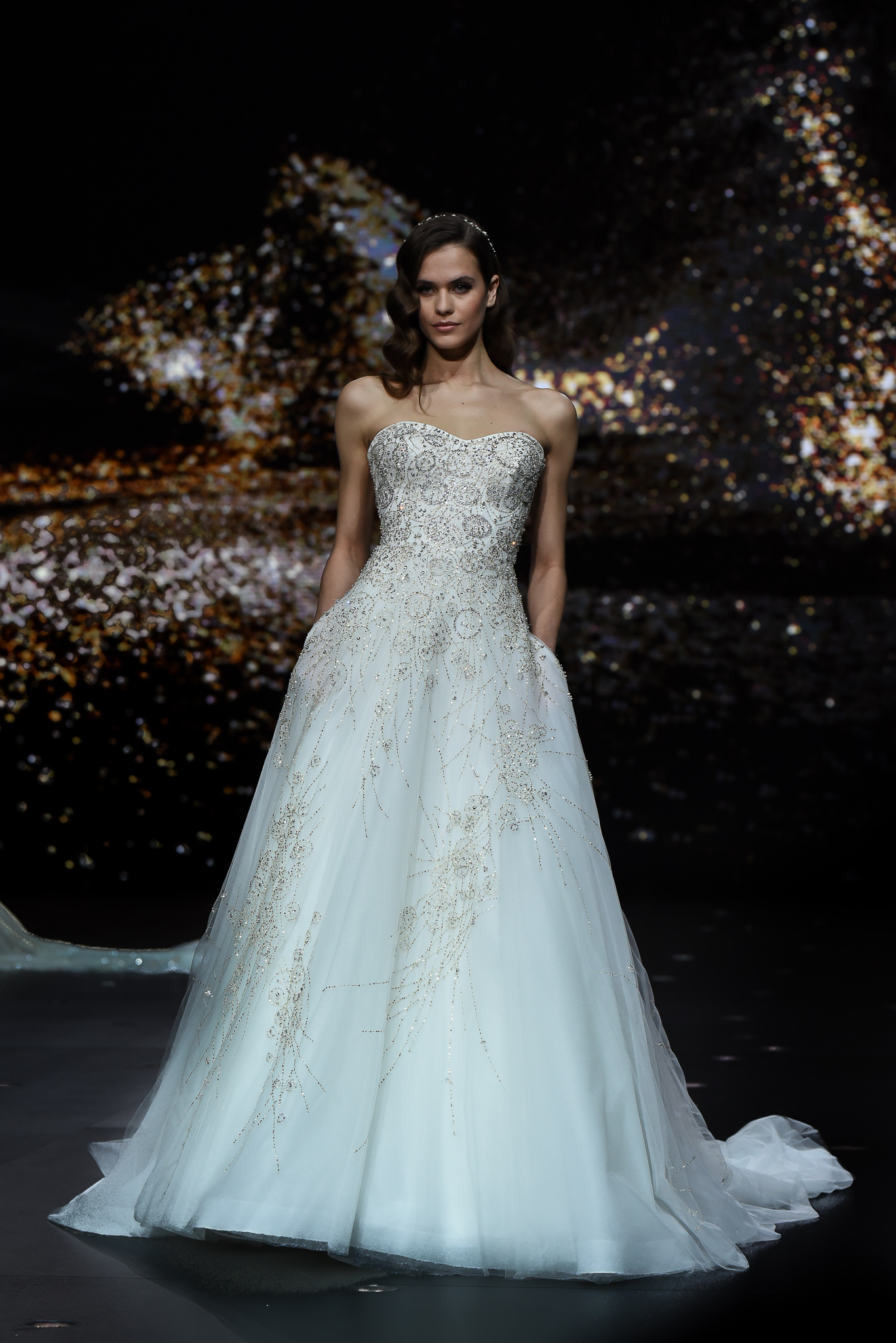 desfile pronovias beyond the stars