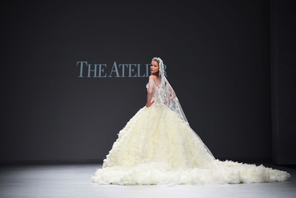 El célebre maestro zapatero Jimmy Choo presenta en la VBBFW su colección de novia con para la firma malasia The Atelier.